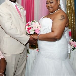 trying to sell this Wedding Dress ,I only worn one time,I don't have a need fori